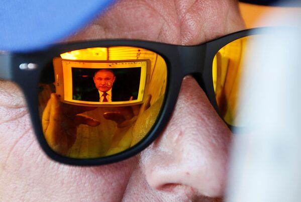 Мужчина смотрит «Прямую линию с Владимиром Путиным» в Красноярске