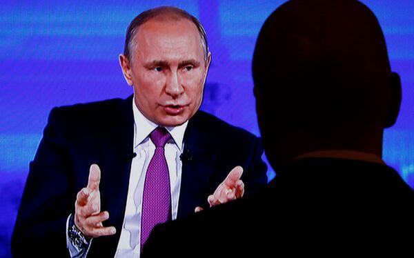 Журналисты смотрят «прямую линию» с Владимиром Путиным в Москве