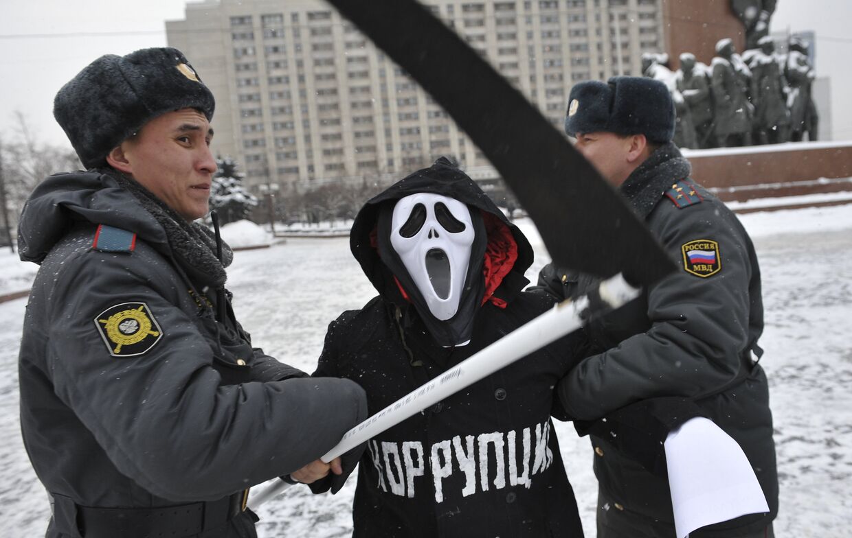 Акция «Забери тебя коррупция!» возле здания МВД РФ