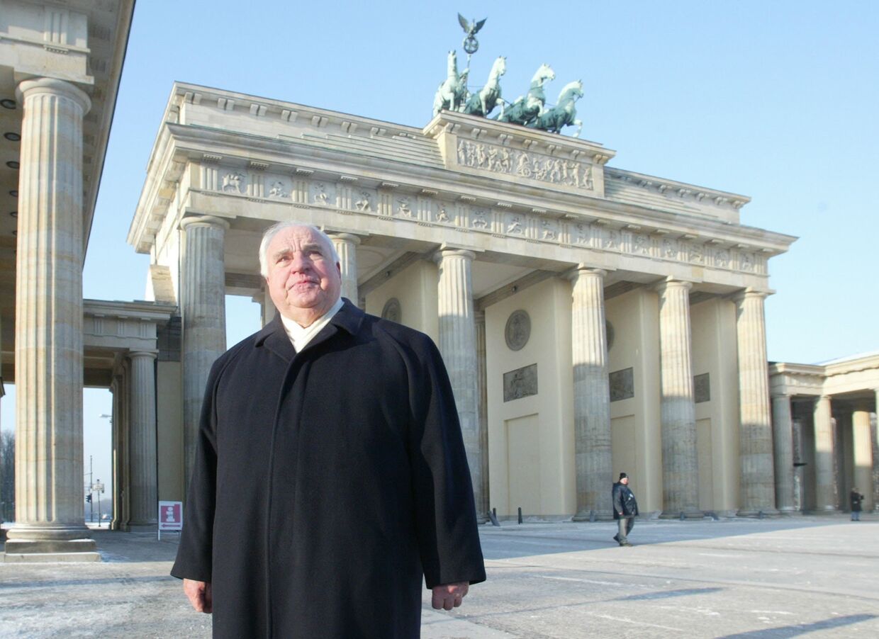 Бывший канцлер Германии Гельмут Коль возле Бранденбургских ворот. 2003 год