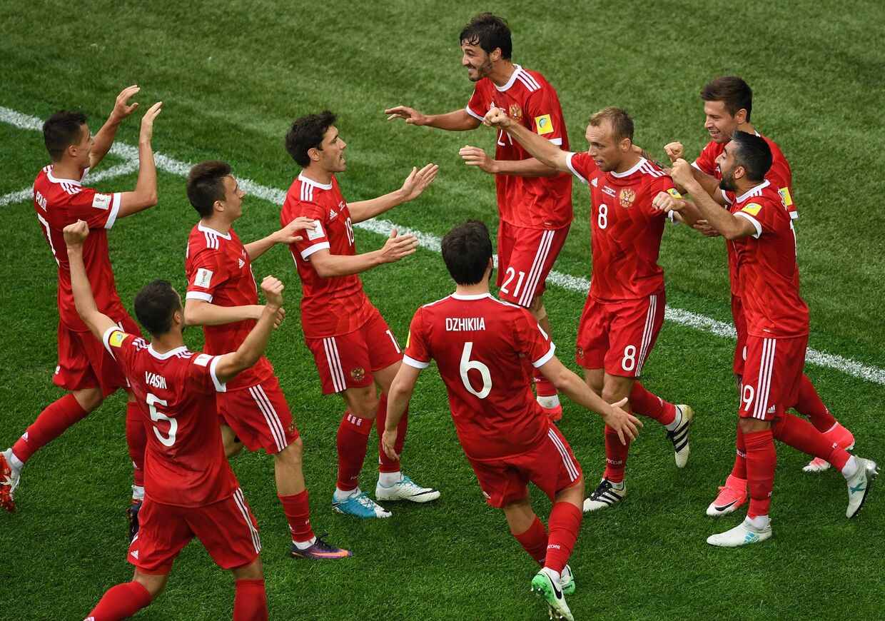 Игроки сборной России радуются забитому мячу во время матча Кубка конфедераций-2017 по футболу между сборными России и Новой Зеландии в Санкт-Петербурге. 17 июня 2017