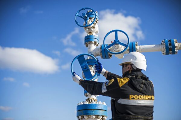 Сотрудник ООО РН-Пурнефтегаз, дочернего предприятия ОАО НК Роснефть, на Барсуковском месторождении в Ямало-Ненецком автономном округе Сотрудник ООО РН-Пурнефтегаз, дочернего предприятия ОАО НК Роснефть, на Барсуковском месторождении в Ямало-Ненецком автономном округе