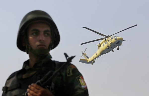Военнослужащий египетской армии в Каире Военнослужащий египетской армии в Каире