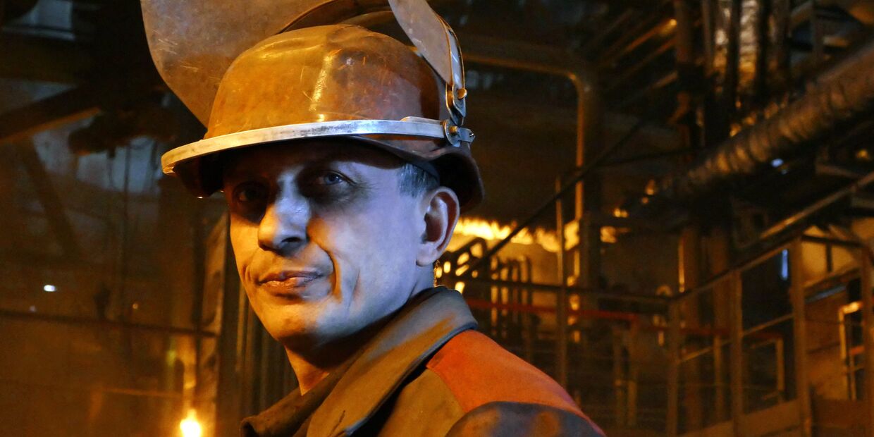 Металлург в цехе Енакиевского металлургического завода в Донецкой области