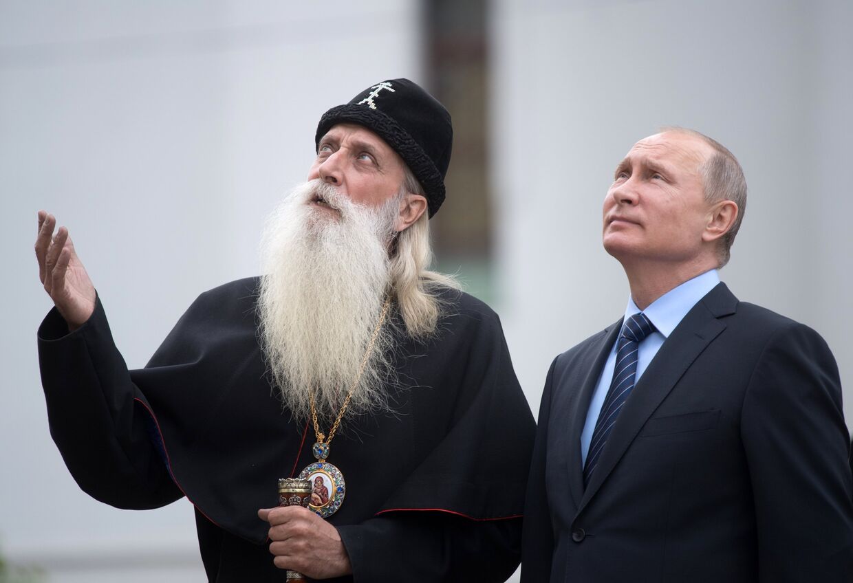 Президент РФ Владимир Путин и глава Русской православной старообрядческой церкви митрополит Корнилий