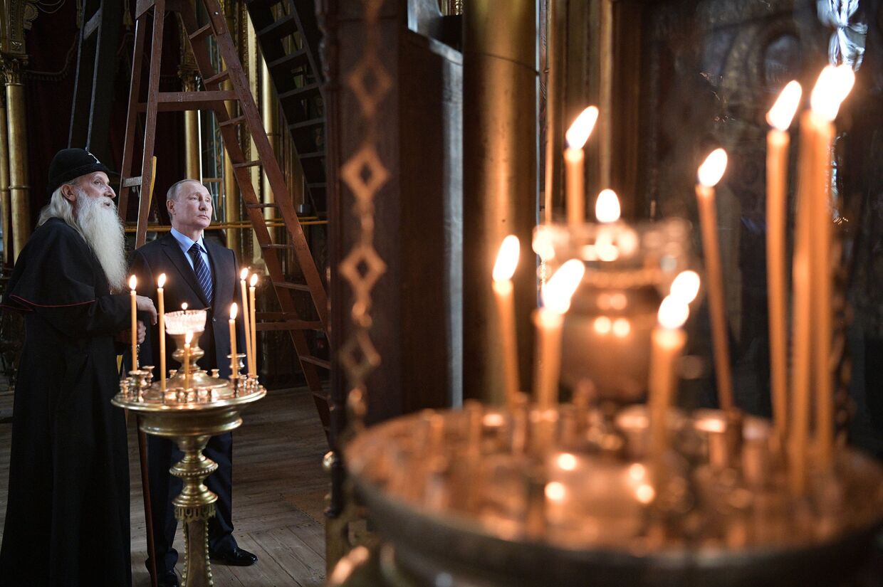 Президент РФ Владимир Путин и глава Русской православной старообрядческой церкви митрополит Корнилий
