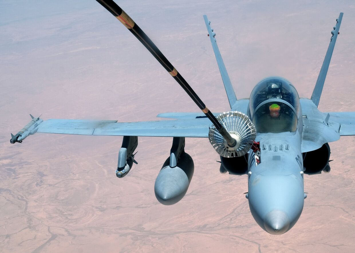Дозаправка американского истребителя-бомбардировщика F-18
