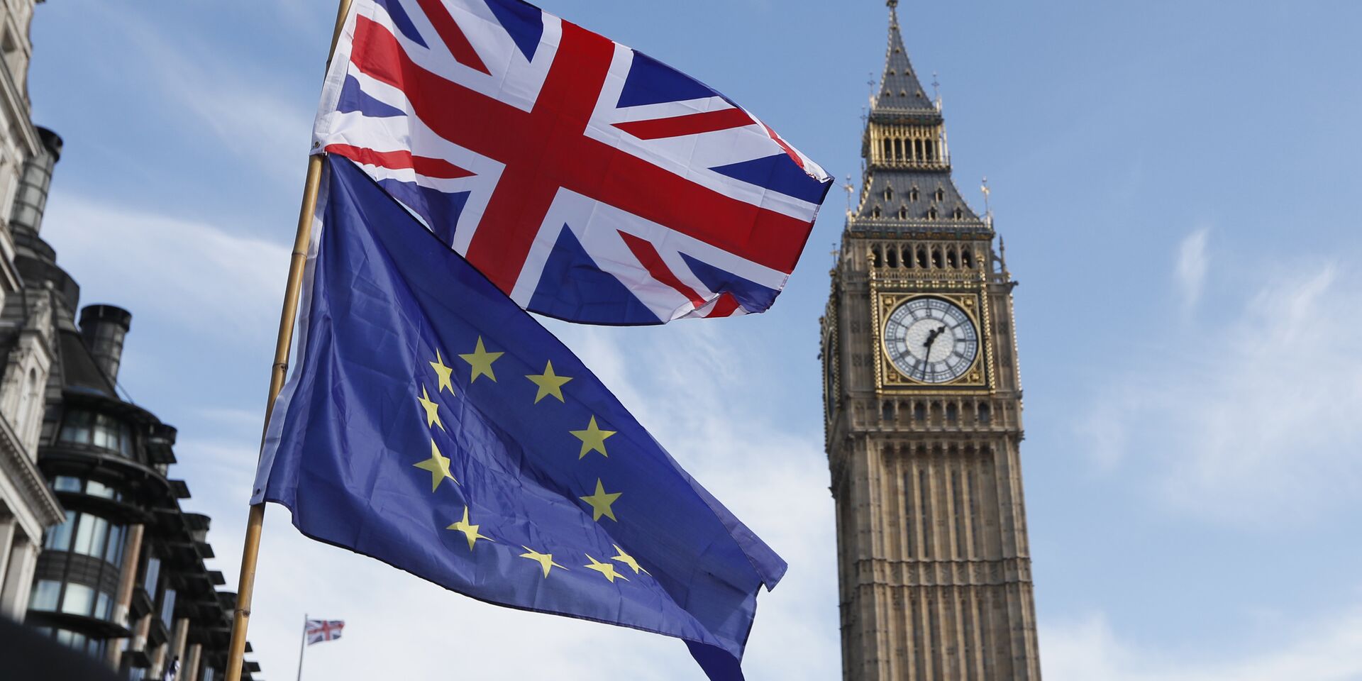Флаги Евросоюза и Великобритании на фоне часовой башни Вестминстерского дворца в Лондоне - ИноСМИ, 1920, 09.02.2023