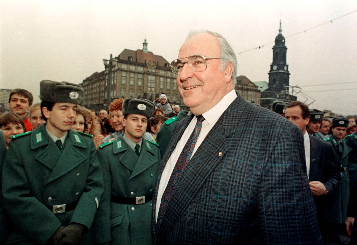 Канцлер Германии Гельмут Коль во время визита в Дрезден, 1989