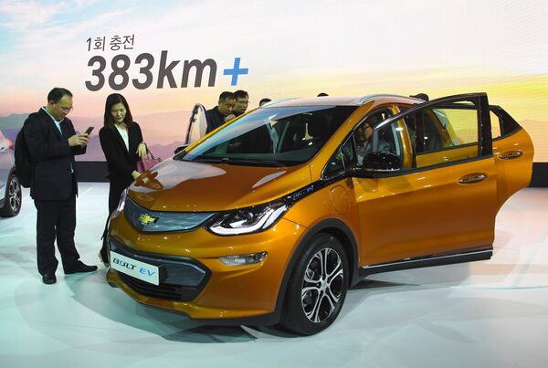 Модели представляют собой Chevrolet Bolt EV во время превью Сеульского автосалона Модели представляют собой Chevrolet Bolt EV во время превью Сеульского автосалона