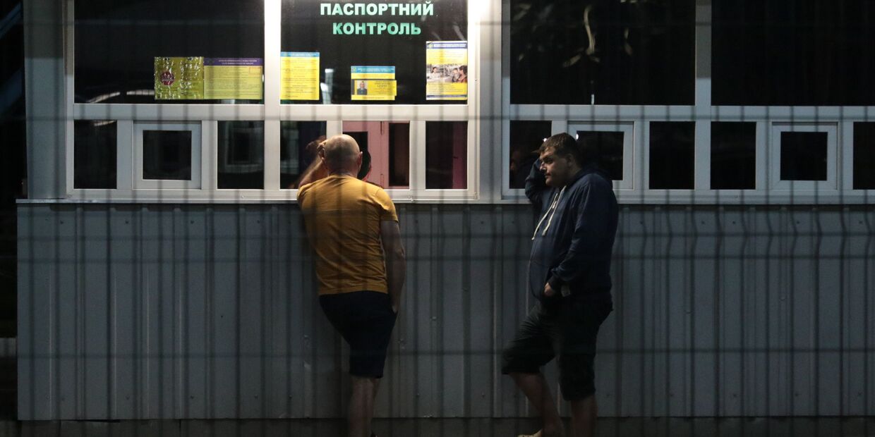 Граждане Украины на международном пункте пропуска через украинско-польскую границу