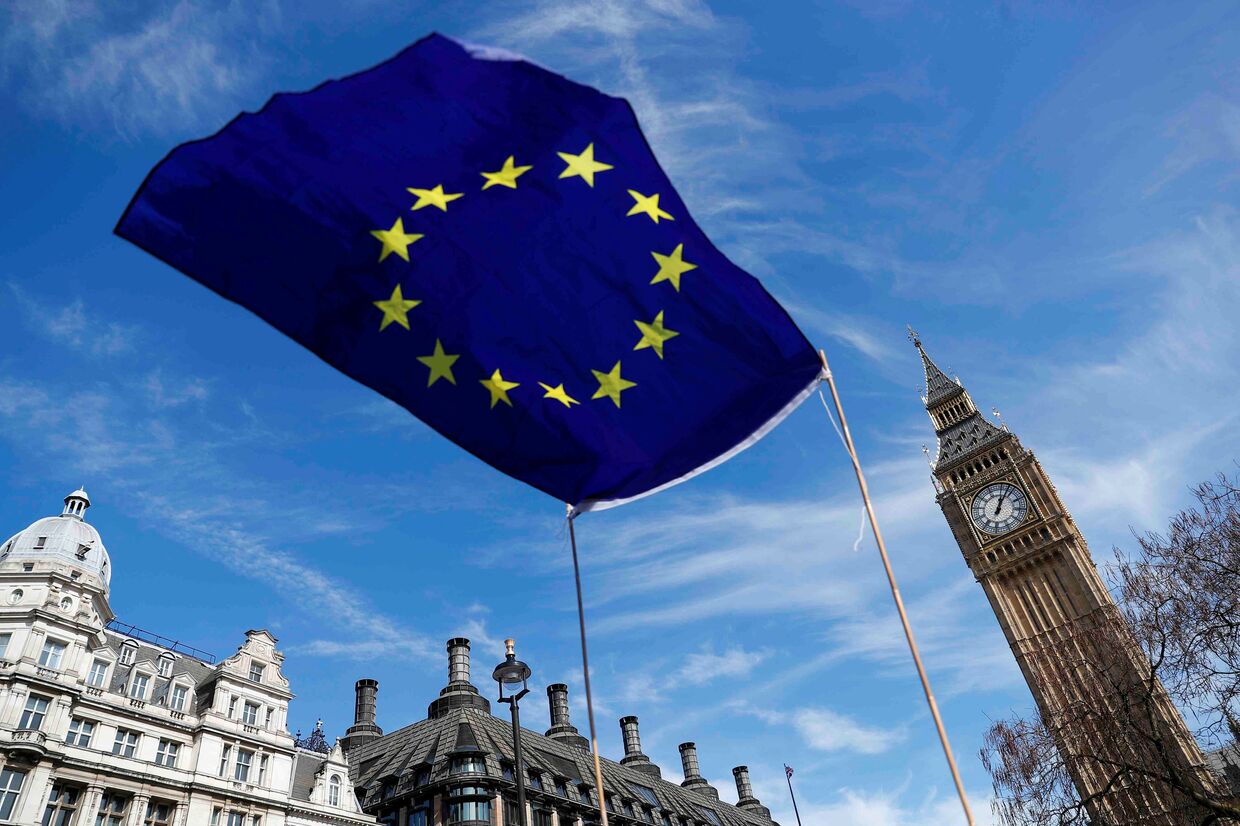 Флаг ЕС на площади парламента в Лондоне