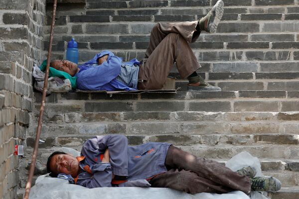 Рабочие отдыхают в перерыве реконструкции участка Великой Китайской Стены