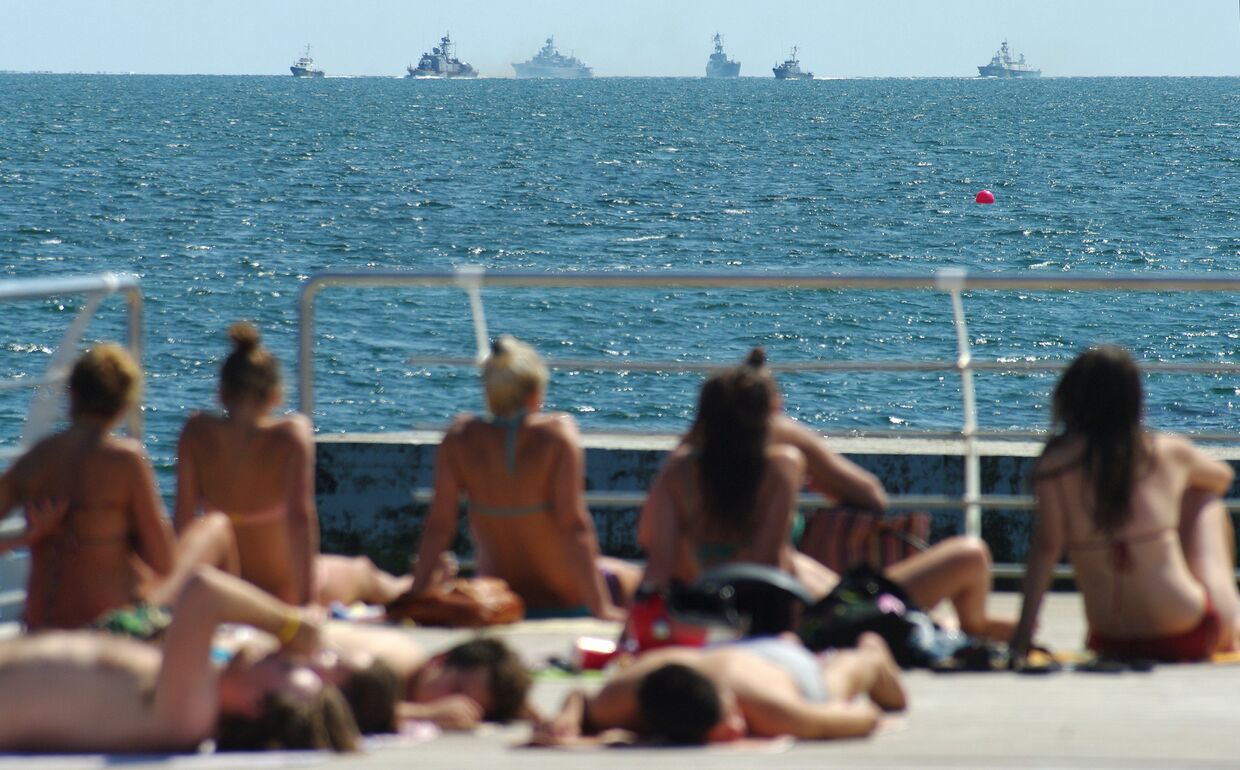 Жители отдыхают на пляже в Одессе