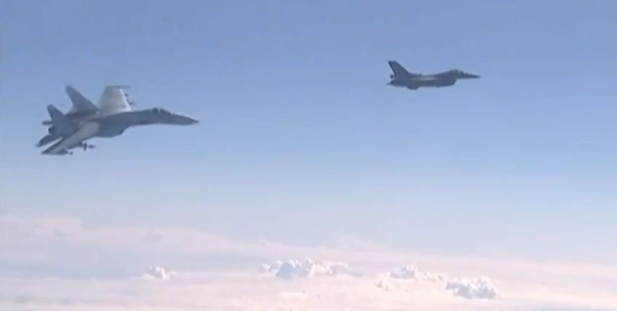 Российский истребитель Су-27 отогнал F-16 НАТО от самолета Шойгу