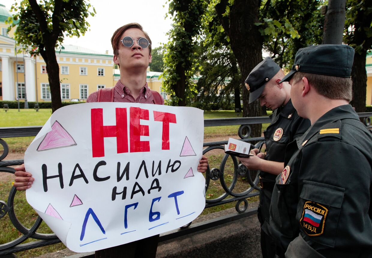 Акция активистов ЛГБТ-движения в Санкт-Петербурге