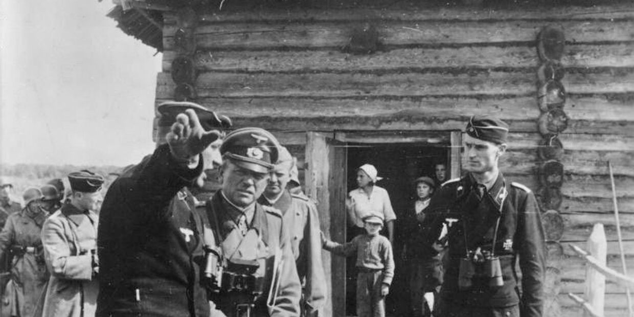 Немецкий генерал Гудериан Гейнц инспектирует командный пункт танкового полка на территории СССР, август 1941 года