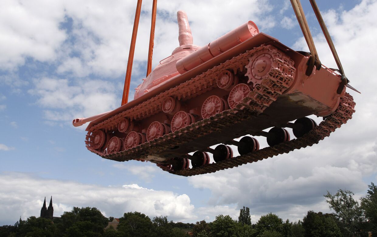 Советский танк, покрашенный в розовый цвет в Праге