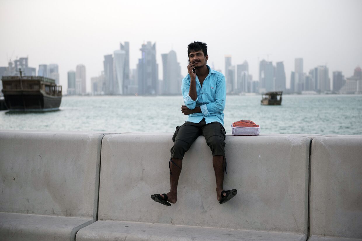 Мужчина на набережной в Дохе, Катар