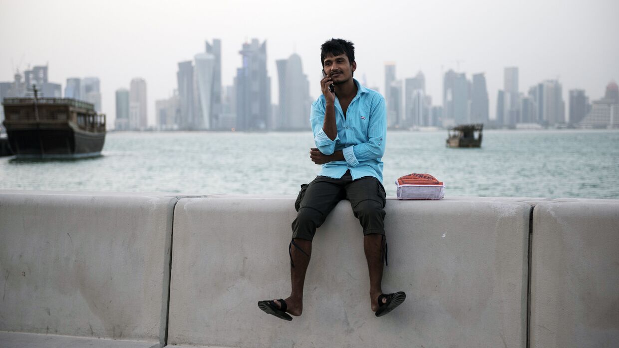 Мужчина на набережной в Дохе, Катар