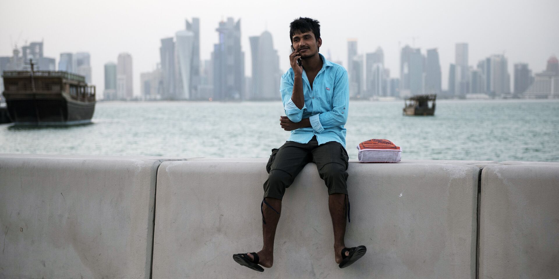 Мужчина на набережной в Дохе, Катар - ИноСМИ, 1920, 20.03.2026