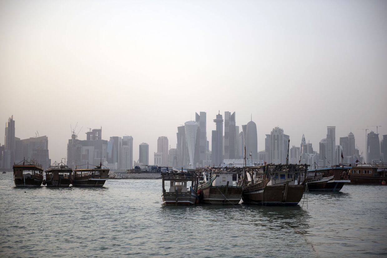 Прогулочные и рыбацкие лодки на набережной в столице Катара Дохе