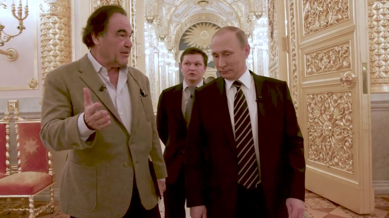 Президент РФ Владимир Путин и американский кинорежиссер Оливер Стоун во время интервью