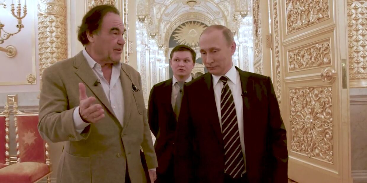 Президент РФ Владимир Путин и американский кинорежиссер Оливер Стоун во время интервью