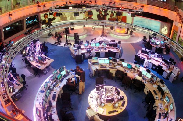 Сотрудники в офисе телекомпании Al Jazeera в Дохе, Катар Сотрудники в офисе телекомпании Al Jazeera в Дохе, Катар