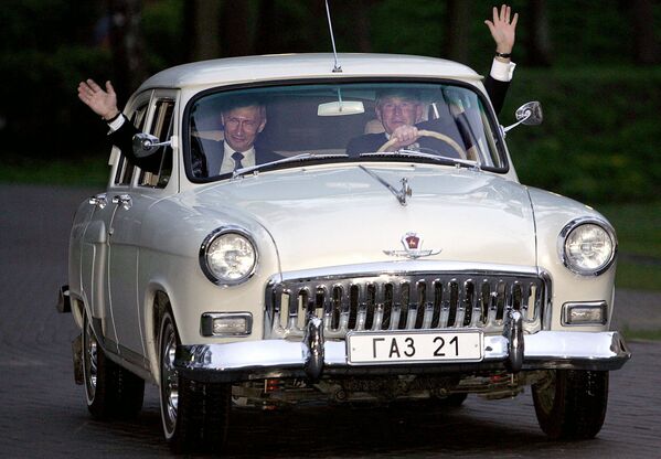Президент США Джордж Буш и президент России Владимир Путин катаются на автомобиле «Волга»