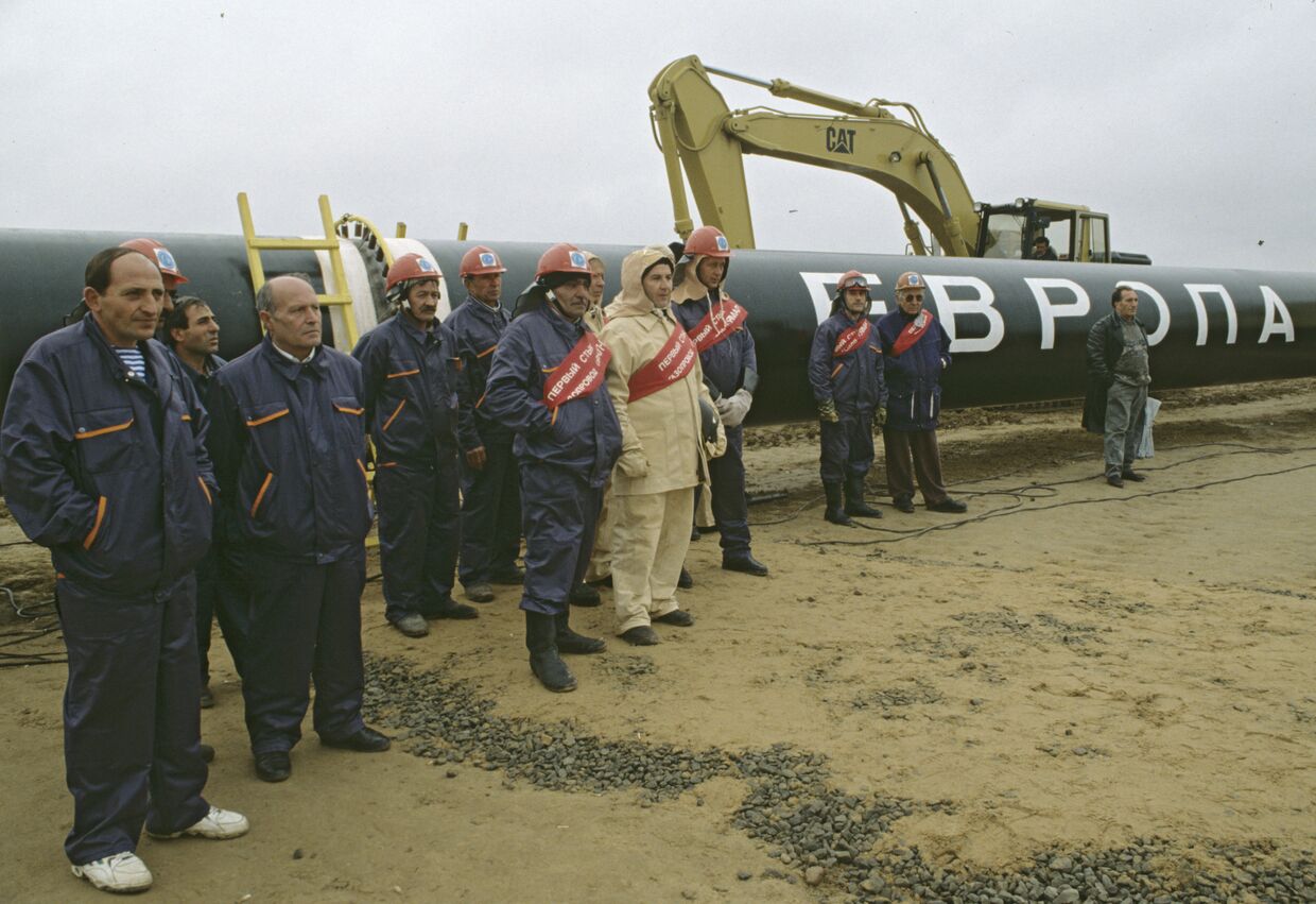 Бригада сварщиков, работающих на строительстве газопровода Ямал-Европа. 1996 год