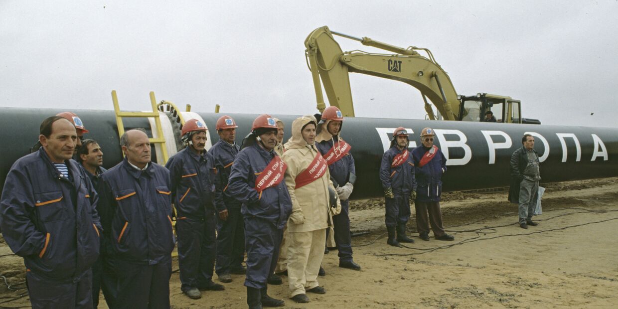 Бригада сварщиков, работающих на строительстве газопровода Ямал-Европа. 1996 год