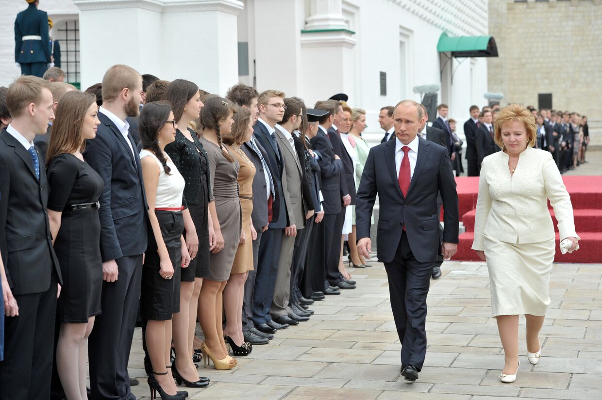 Президент РФ Владимир Путин с супругой Людмилой на Соборной площади Московского Кремля