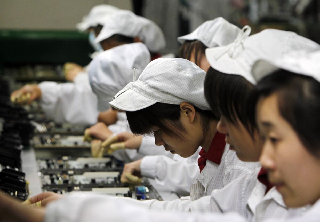 Работники на производственной линии завода Foxconn в Шэньчжэнь