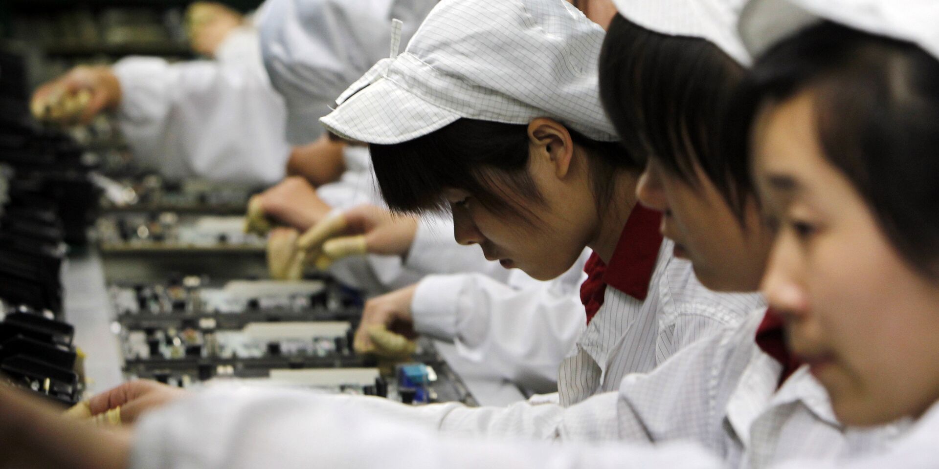 Работники на производственной линии завода Foxconn в Шэньчжэнь - ИноСМИ, 1920, 18.01.2024