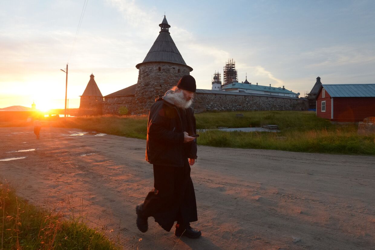 Священнослужитель в Соловецком мужском монастыре