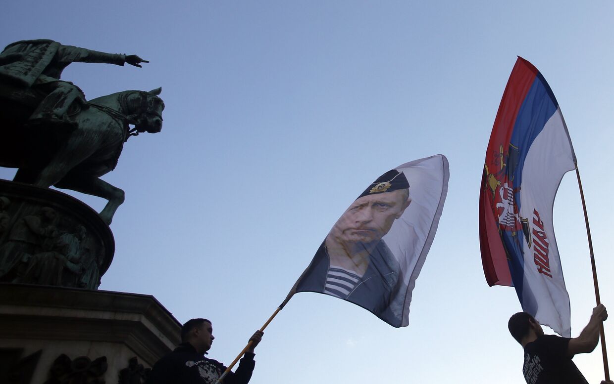 Участники акции в поддержку референдума у сербского князя Михаила Обреновича в Белграде