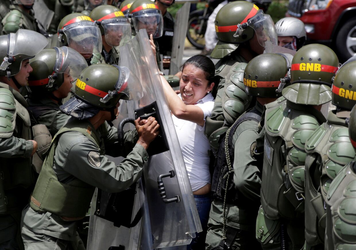 Столкновения с национальной гвардией во время митинга против правительства президента Николаса Мадуро в Каракасе