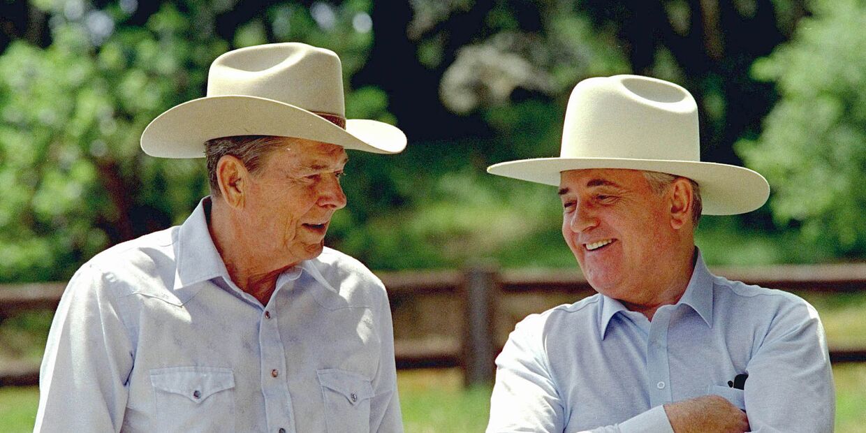 Президент США Рональд Рейган и Генеральный секретарь ЦК КПСС Михаил Горбачев