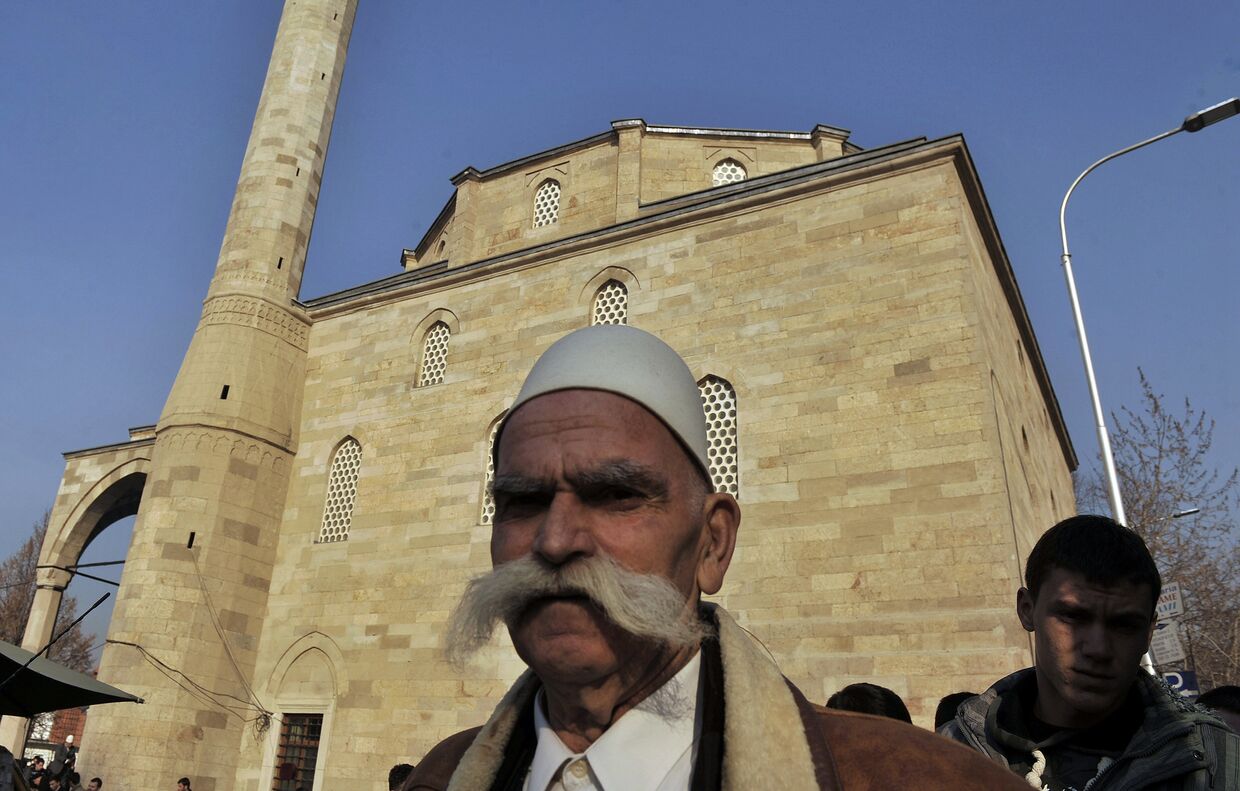 Мусульмане выходят из мечети в Приштина, Косово