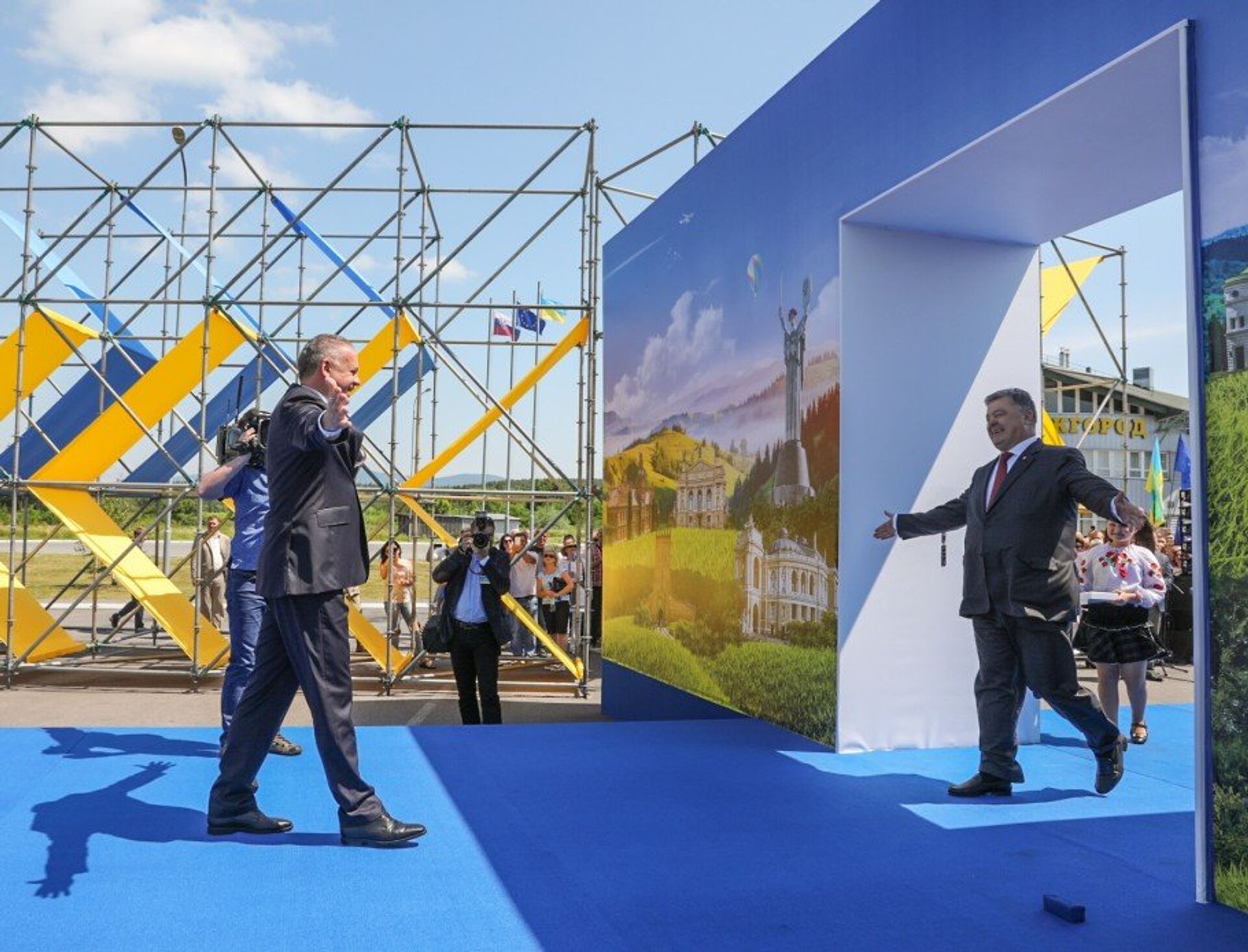Президент Украины Петр Порошенко на церемонии по случаю начала действия безвизового режима с Евросоюзом - ИноСМИ, 1920, 22.09.2020