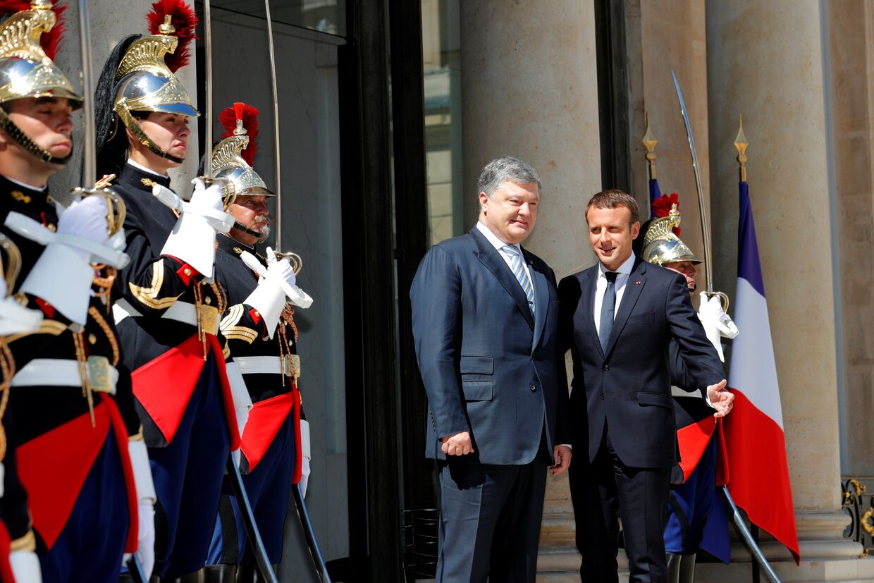 Президент Франции Эммануэль Макрон и президент Украины Петр Порошенко в Елисейском дворце в Париже
