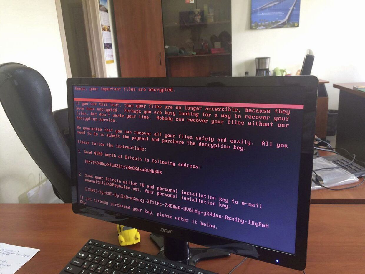 Экран компьютера, зараженный вирусом-вымогателем в одном из офисов в Киеве