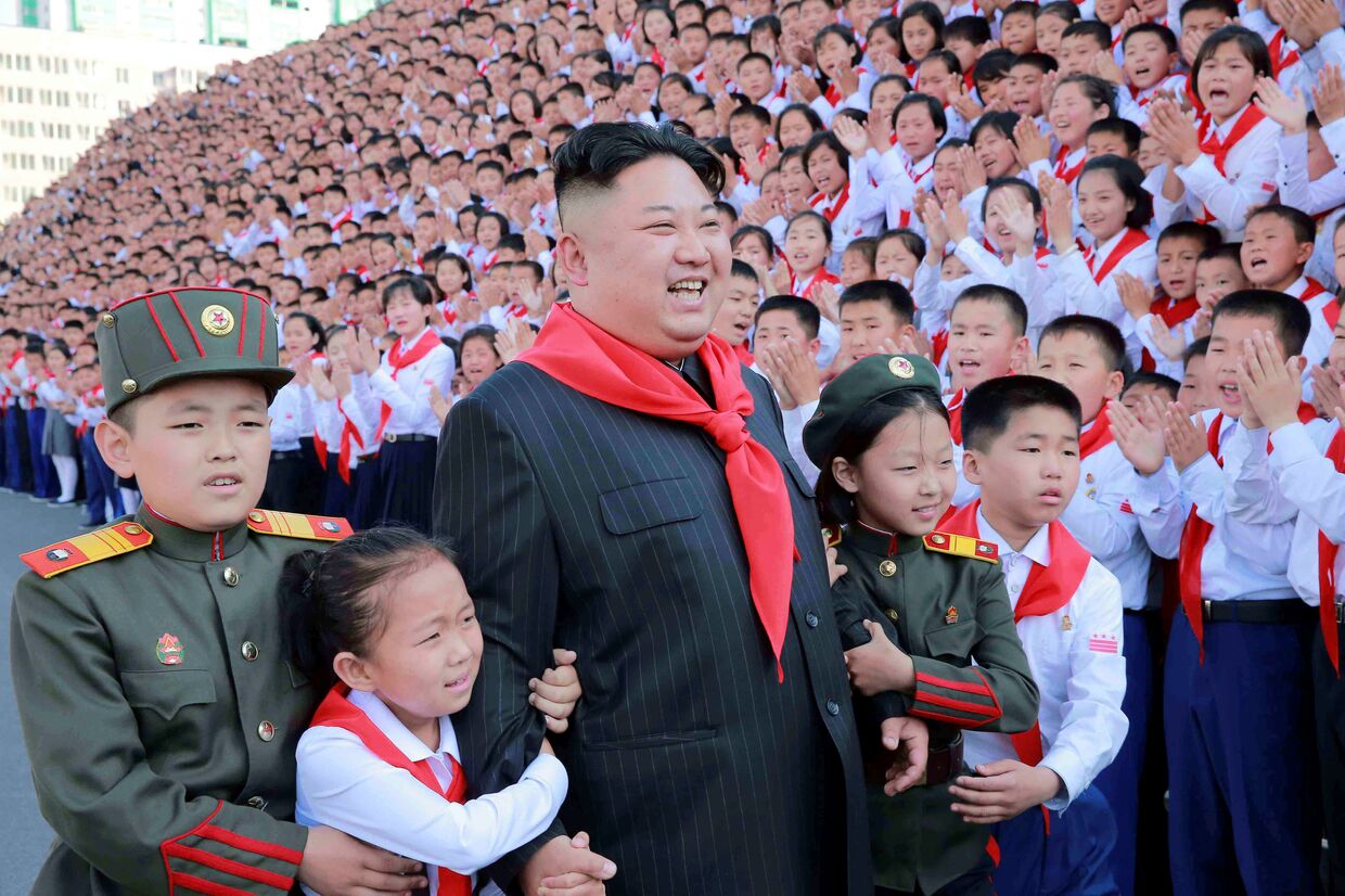 Северокорейский лидер Ким Чен Ын с участниками Конгресса Союза детей Кореи в Пхеньяне
