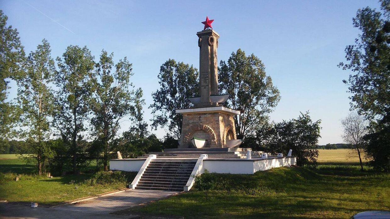 Памятник советским воинам в Миколине, Польша