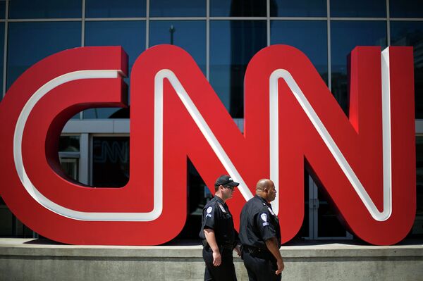 Логотип телеканала CNN в Атланте, США Логотип телеканала CNN в Атланте, США