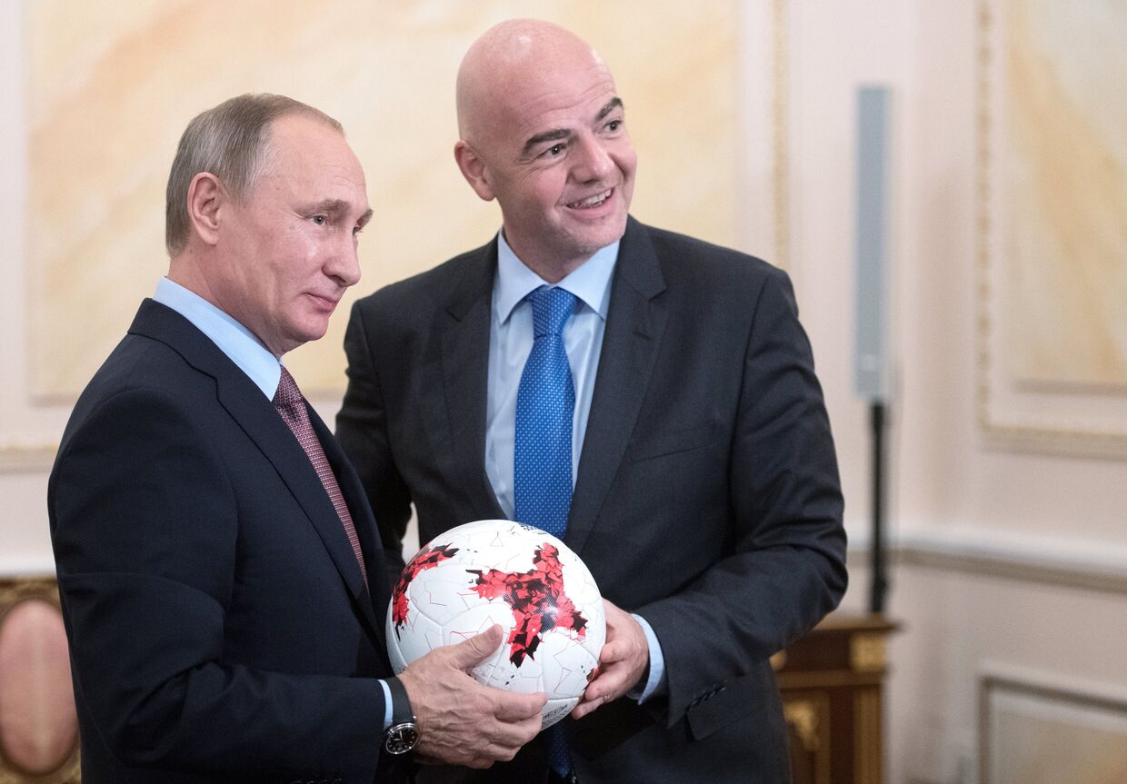 Президент РФ Владимир Путин и президент ФИФА Джанни Инфантино во время встречи в Кремле. 25 ноября 2016