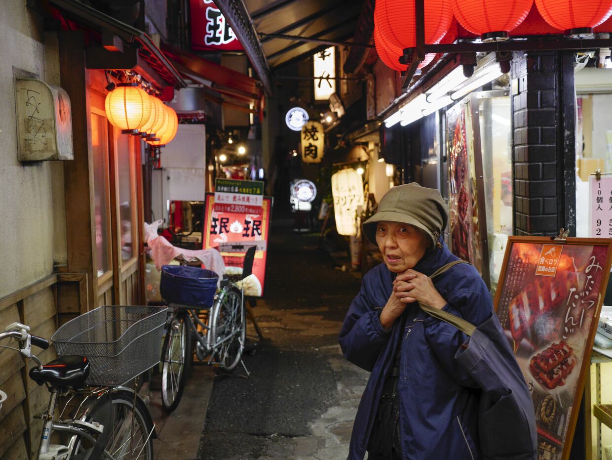 29 ноября 2016. Пожилая японка на улице в Осаке
