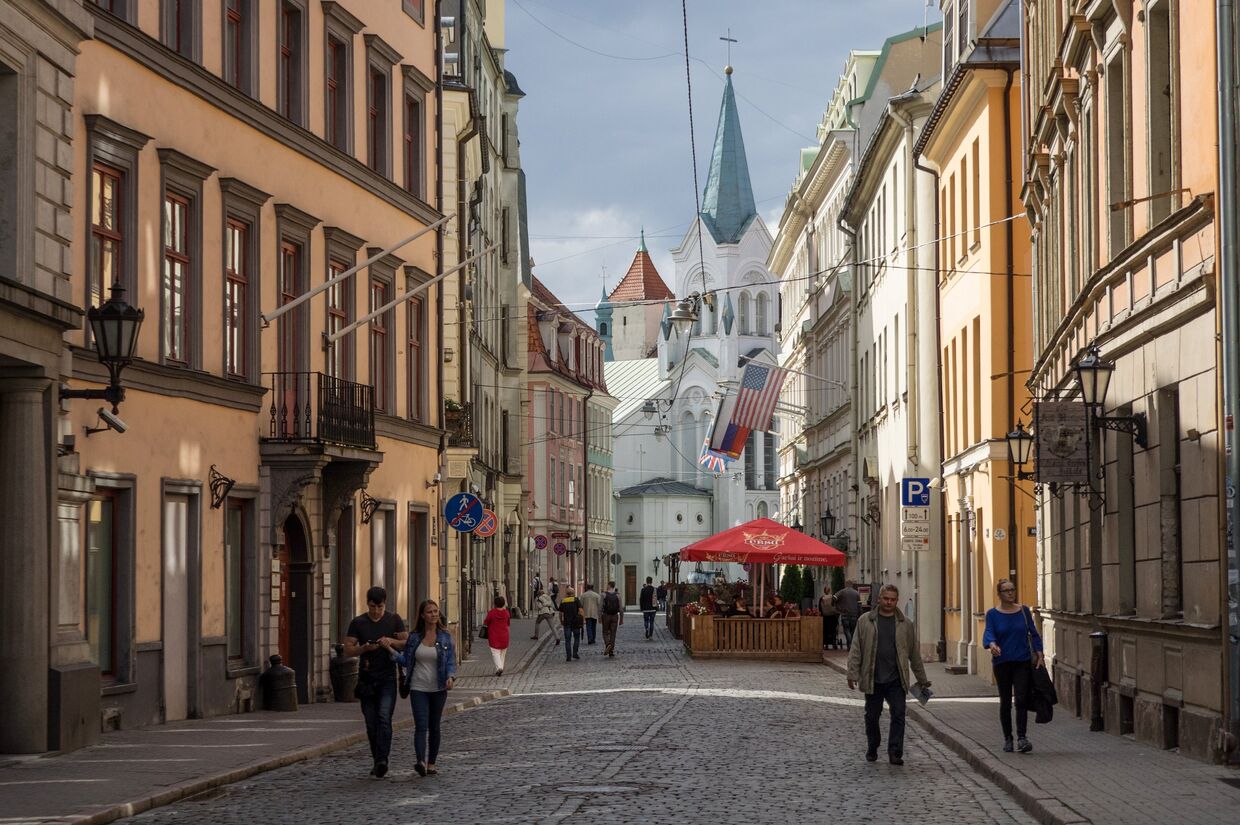 Улица Пилс и Церковь Скорбящей Богоматери в Риге, Латвия
