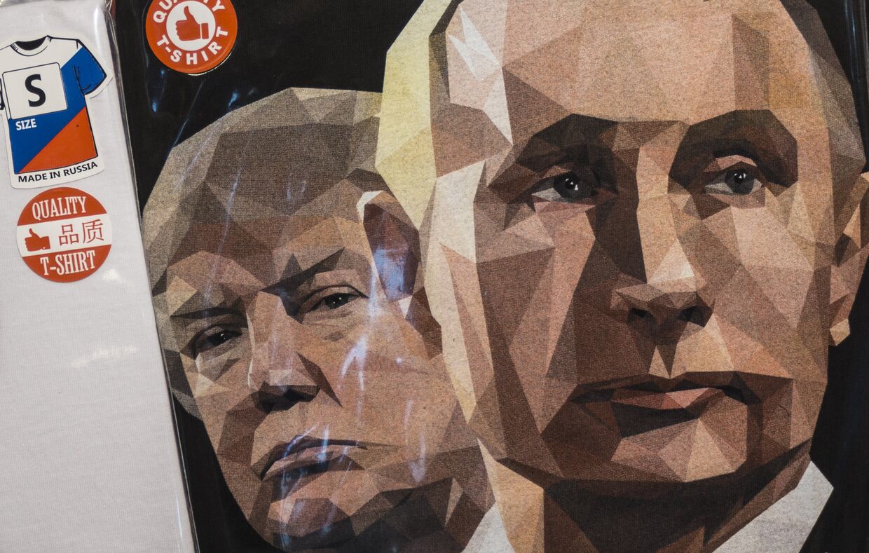 Портреты президентов США и России Дональда Трампа и Владимира Путина на футболках